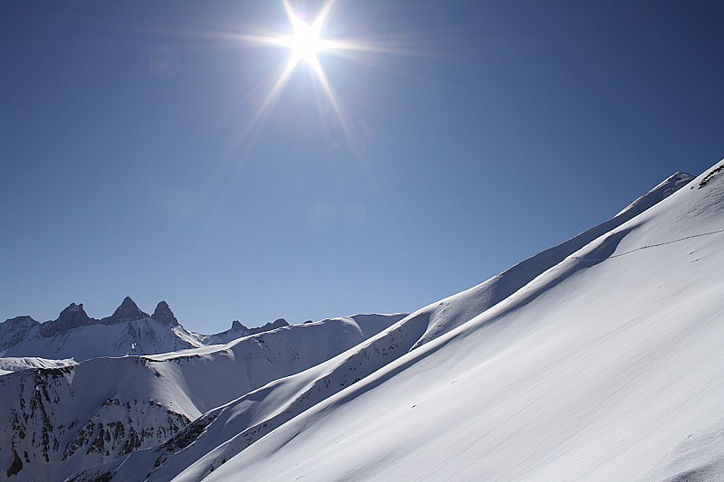 Les Aiguilles d'Arves... : et beaucoup de blanc, ça fait rêver toutes ces combes.