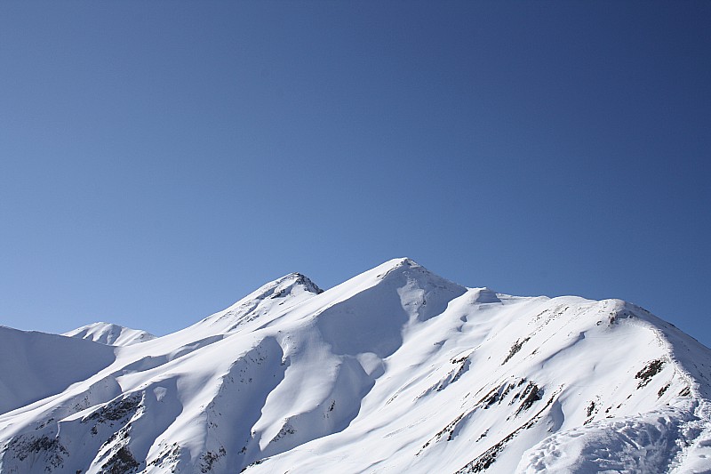 L'arête jusqu'au sommet : il n'y a plus qu'à... encore 700 m, "plus qu'une Chamechaude" en étalon grenoblois...