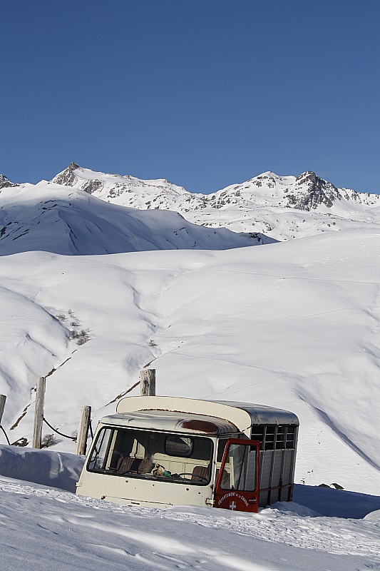 Abandonnée à son triste sort.. : ... une camionnette. Sur la porte : "département de la Savoie", belle pub. A moins que la neige ne soit tombée très soudainement cet automne ?