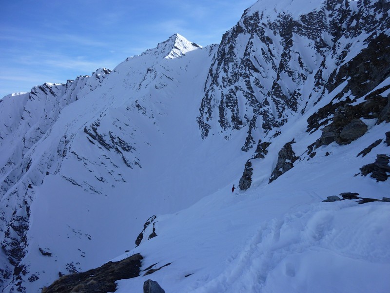 #12 Le deuxième couloir : Votre serviteur dans la traversée expo rejoignant le Col Malaure, raquettes aux pieds pour gagner du temps. A déconseiller lorqu Le deuxième couloir : Votre serviteur dans la traversée expo rejoignant le Col Malaure, raquettes aux pieds pour gagner du temps. A déconseiller lorqu'on ne s'enfonce pas jusqu'aux genoux...