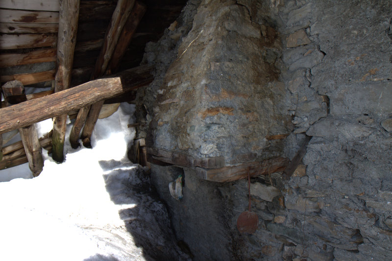 #3 Intérieur d Intérieur d'une ruine : l'écumoire est encore accrochée à la cheminée !!