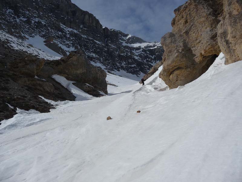 #11 Sous le col de la Roue : Bonne moquette, mais Simon est obligé de ne skier que sur une jambe... Sous le col de la Roue : Bonne moquette, mais Simon est obligé de ne skier que sur une jambe...