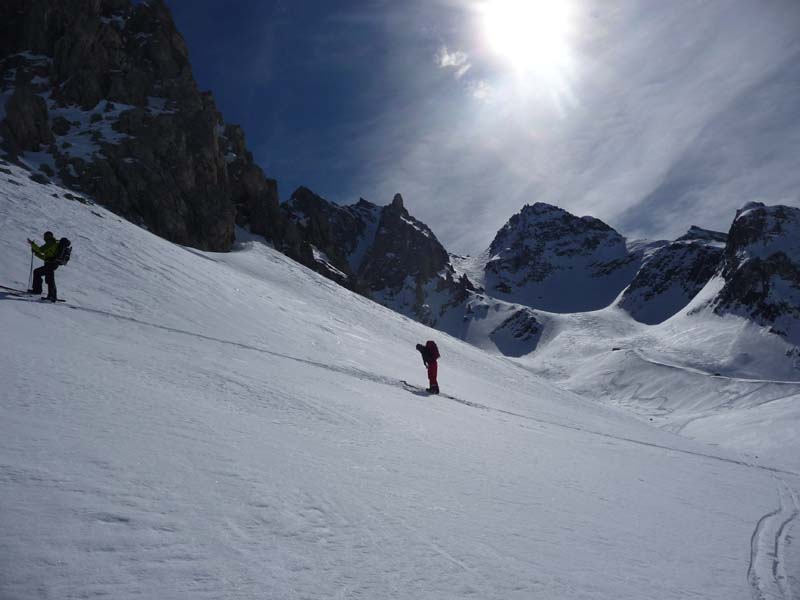 #10 Après le couloir : Très bonne poudre dans la combe qui descend du couloir et du col de la Gran Bagna. On a pu se lâcher dans des grandes courbes, mais hélas il y avait le caillou caché... Après le couloir : Très bonne poudre dans la combe qui descend du couloir et du col de la Gran Bagna. On a pu se lâcher dans des grandes courbes, mais hélas il y avait le caillou caché...