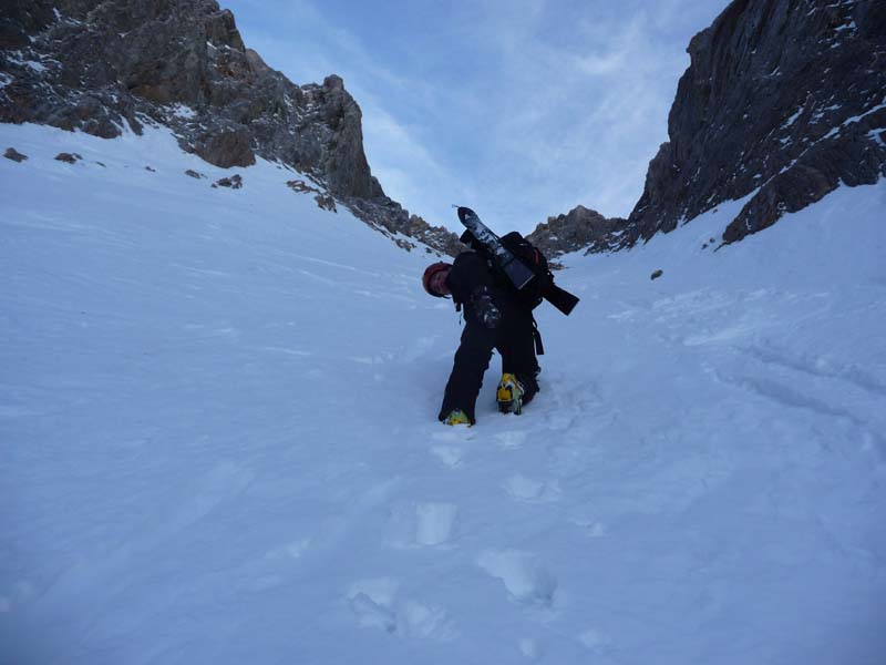 #5 rermontée du couloir : La neige parait correcte et porte bien à la montée. rermontée du couloir : La neige parait correcte et porte bien à la montée.