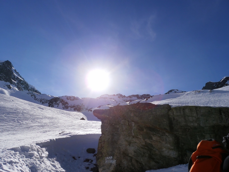 #10 Aiguille de Bérard : La brèche vue depuis le refuge de Bérard. Aiguille de Bérard : La brèche vue depuis le refuge de Bérard.