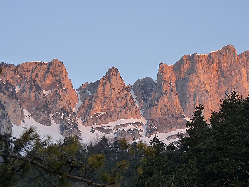 #1 Il est 7h : le soleil pointe son nez sur les couloirs Il est 7h : le soleil pointe son nez sur les couloirs