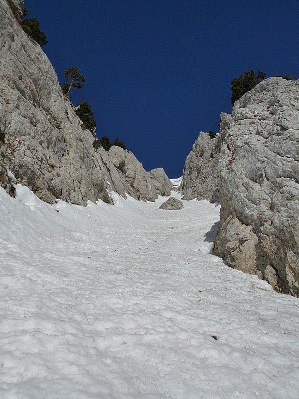 #2 Couloir de droite : une belle corniche nous domine Couloir de droite : une belle corniche nous domine