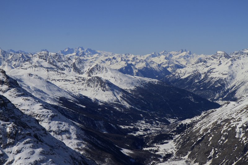 #9 Vue vers le Sud : et vallée de bessans sous nos pieds. Vue vers le Sud : et vallée de bessans sous nos pieds.