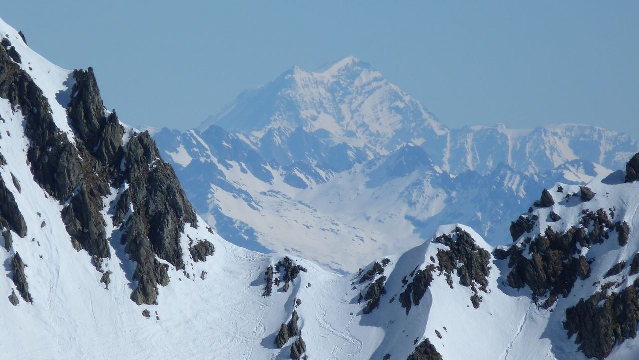 #5 Sommet éloigné : Dans la fenêtre du Col de Moretan: LE GRAND COMBIN Sommet éloigné : Dans la fenêtre du Col de Moretan: LE GRAND COMBIN