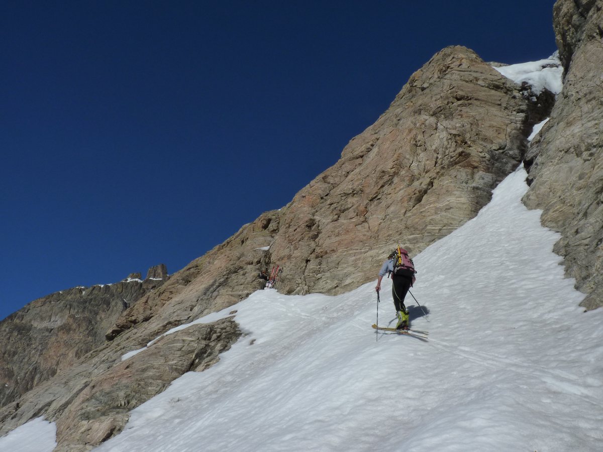 #3 Premier vérrou : Passage sec en sud mais la descente il y a deux variantes enneigées versant glacier de l Premier vérrou : Passage sec en sud mais la descente il y a deux variantes enneigées versant glacier de l'Olan.