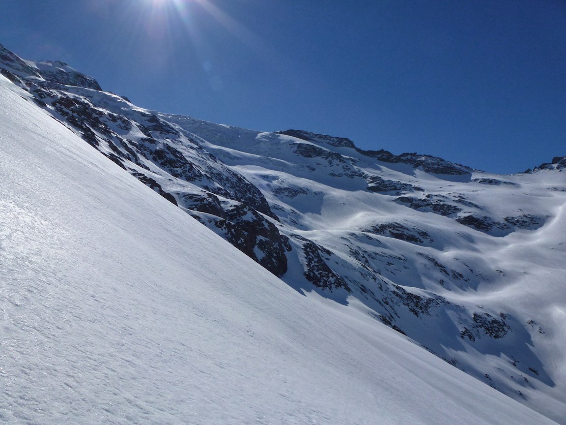 #6 Dans la pente O : Avec vue sur le glacier du Génépy tout proche. Dans la pente O : Avec vue sur le glacier du Génépy tout proche.