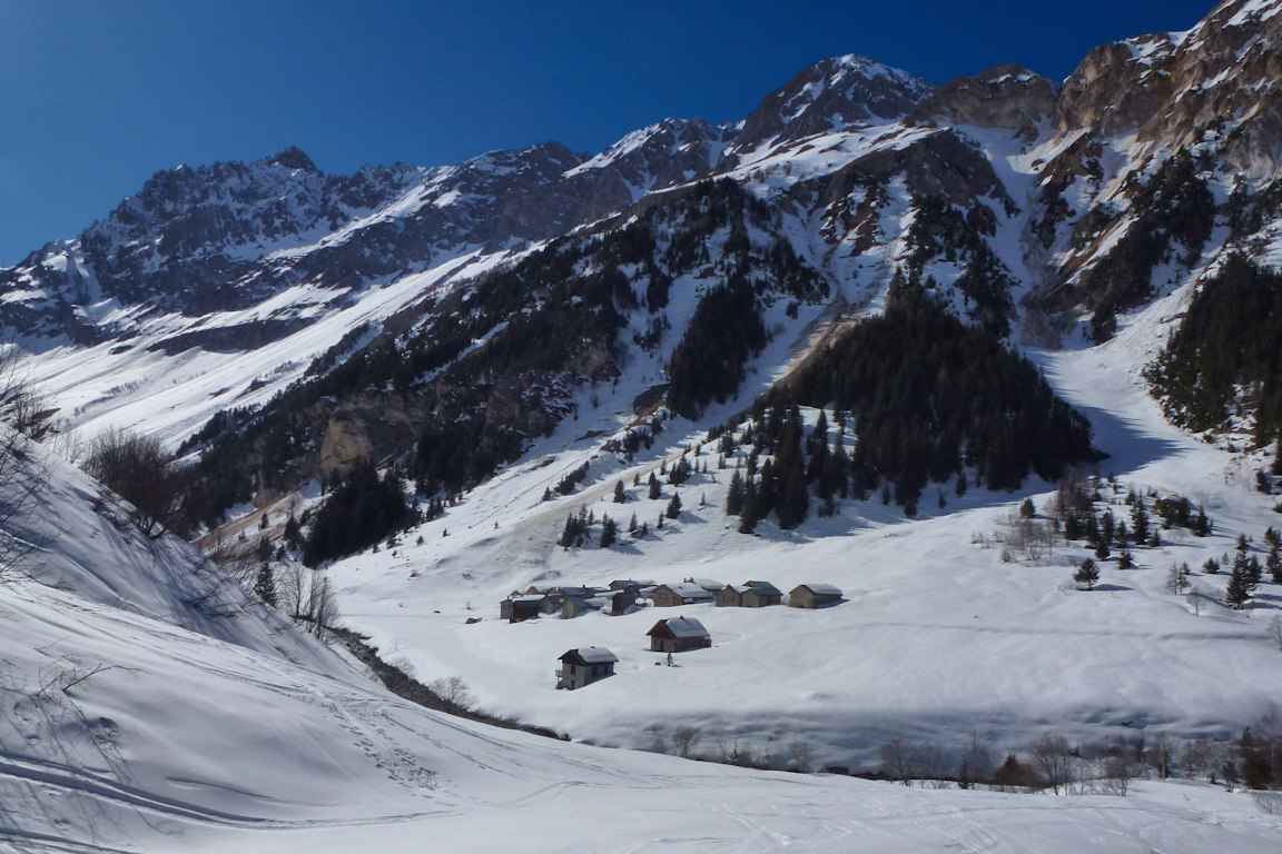#18 L L'arrivée aux Prioux : Sur une neige toujours agréable à skier.