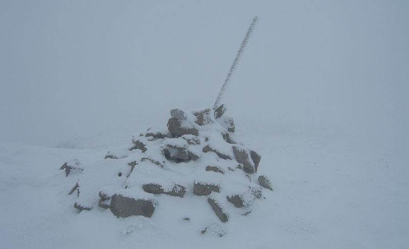 Sommet du Puy du Rocher : Brouillard, vent et glace
