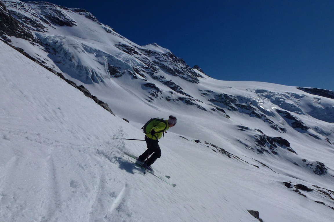 #7 Sous la face : Françoise, devant les séracs du glacier du Génépy. Sous la face : Françoise, devant les séracs du glacier du Génépy.