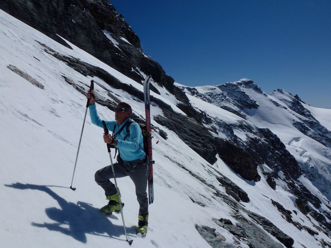 #1 Dans la face S-SO : Montée agréable en crampons. Dans la face S-SO : Montée agréable en crampons.