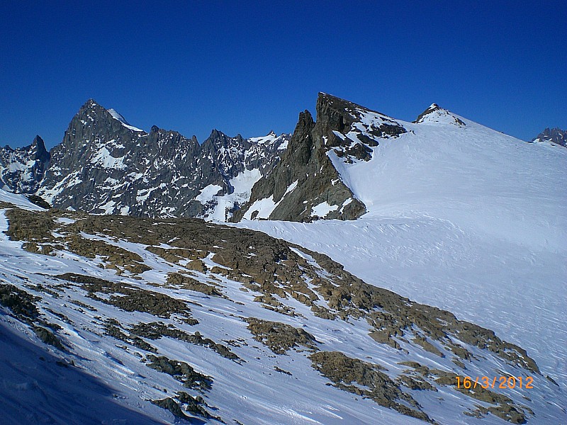 Pic de Séguret : Vue sur le haut du glacier de Séguret Foran.
Ecrins, Pointe des Arcas et Pic du Rif.