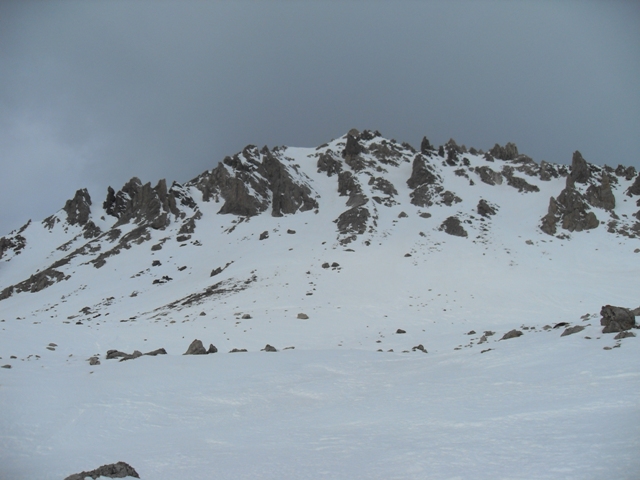 #7 Grand Aréa : descente par le couloir ENE en neige bien dure et encore bien enneigé. Grand Aréa : descente par le couloir ENE en neige bien dure et encore bien enneigé.