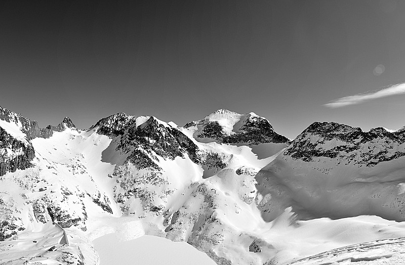 #4 Panorama : Panorama vers l Panorama : Panorama vers l'Ouest depuis la Tusse de Montarqué . De gauche à droite : Pic des Crabioules, Pic Royo, Pic de Perdiguère, Pic du Portillon d'Oô.
Et belle vue sur le vallon inférieur de Litterole, avec le refuge du portillon juste au dess