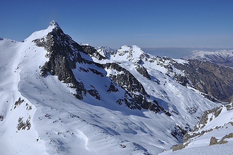 #3 Pic des Spijeoles : Bel itinéraire possible pour une descente directe du pic des Spijeoles vers le refuge d Pic des Spijeoles : Bel itinéraire possible pour une descente directe du pic des Spijeoles vers le refuge d'Espingo (via la coume de l'Abesque). Mais exposée à cause des barres au dessus du lac de l'Abesque, et pas en condition à cause de la glace tr
