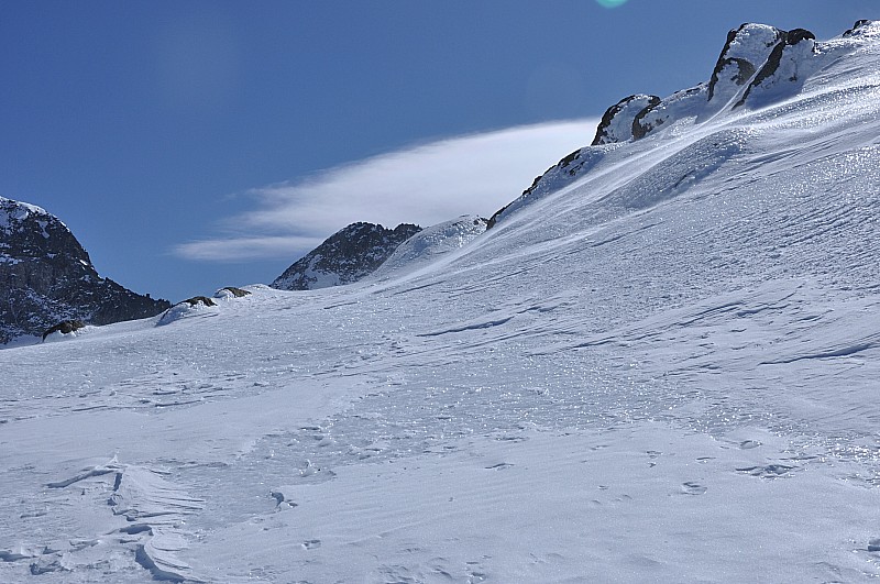 #2 Il faut cramponner : Beaucoup de glace vive en orientations NE au dessus du refuge Il faut cramponner : Beaucoup de glace vive en orientations NE au dessus du refuge