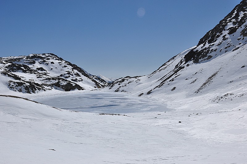 #4 Lac de Litterole : 2700m, mais il fond déjà bien... C Lac de Litterole : 2700m, mais il fond déjà bien... C'est la fournaise dans ces versants Est et Sud.