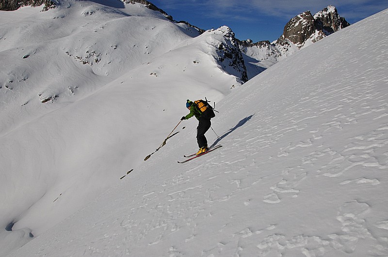 #1 On y va : Début de la descente vers la rive S du lac, avec les Gourgs Blancs au fond. On y va : Début de la descente vers la rive S du lac, avec les Gourgs Blancs au fond.
