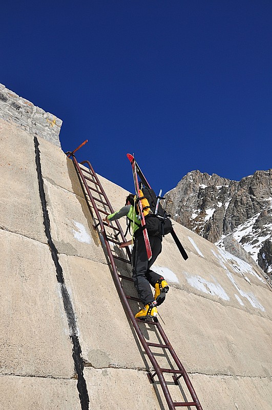 #6 Sous le barrage : Une remontée insolite depuis le lac jusqu Sous le barrage : Une remontée insolite depuis le lac jusqu'au barrage. Cet échelle est bien précieuse.