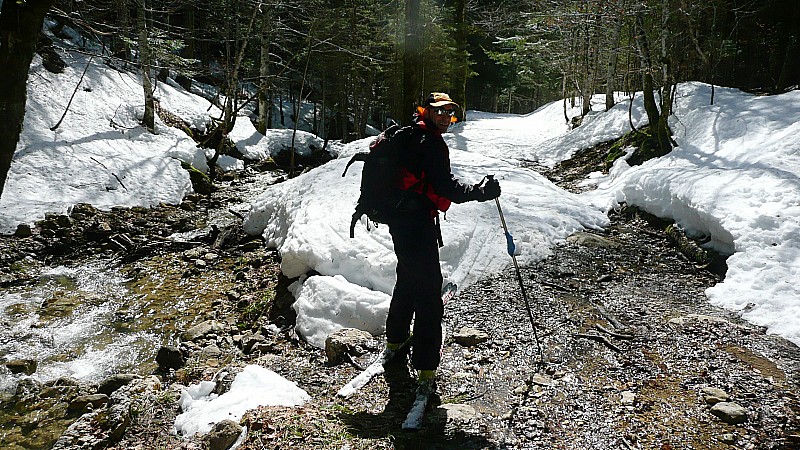 #15 Descente en forêt : Un seul déchaussage, en acceptant qqs passages à gué Descente en forêt : Un seul déchaussage, en acceptant qqs passages à gué