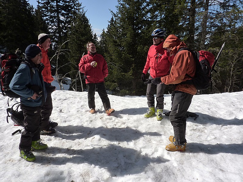 #7 Fin du casse croûte. : Petite réunion avant de s Fin du casse croûte. : Petite réunion avant de s'éparpiller dans les bois!