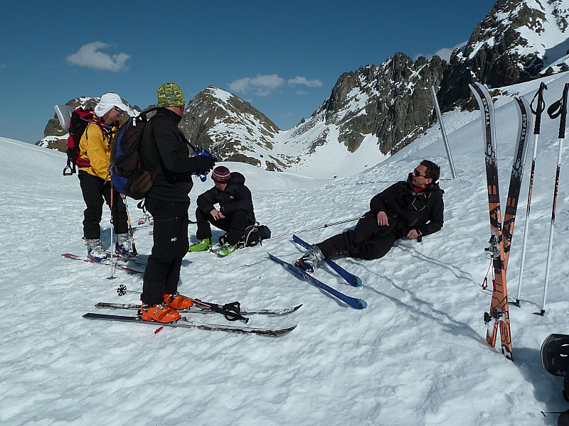#24 Col de la Mine de Fer : Le groupe se concerte. Cyril, Manu et Christophe vont descendre par le lac de Crop. Promis, on revient dans le coin ensemble. Col de la Mine de Fer : Le groupe se concerte. Cyril, Manu et Christophe vont descendre par le lac de Crop. Promis, on revient dans le coin ensemble.