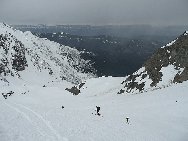 #3 Après le refuge : En rive droite du cirque. Neige un peu dure, vent, pente soutenue. Il y a de l Après le refuge : En rive droite du cirque. Neige un peu dure, vent, pente soutenue. Il y a de l'ambiance hivernale.