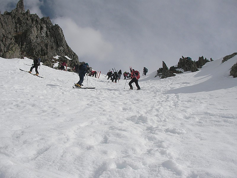 #7 Sortie embouteillée : L Sortie embouteillée : L'accès au col : certains à ski, d'autres skis sur l'épaule, d'autres à pied.