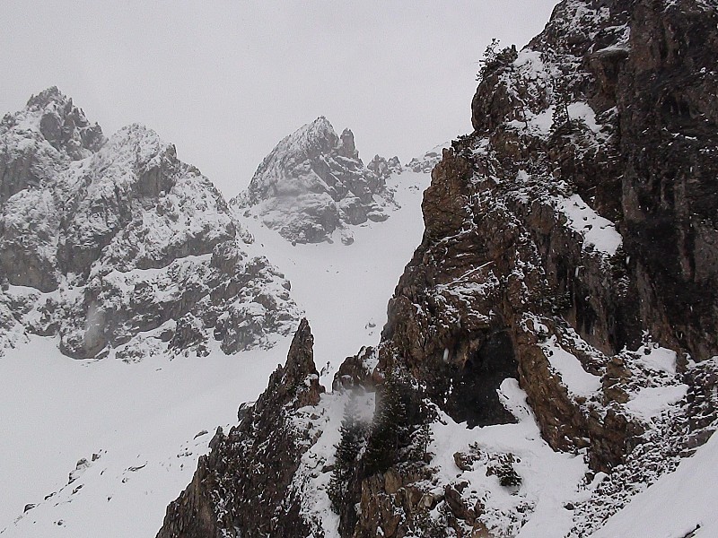 #10 Au collet 2450m : Dernier regard vers le vallon du Bachas avant de plonger dans le vallon de Laurette Au collet 2450m : Dernier regard vers le vallon du Bachas avant de plonger dans le vallon de Laurette