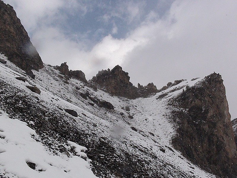 #7 dans le vallon sous le couloir : C dans le vallon sous le couloir : C'est bien dégarni, mais heureusement c'est pas par là, le collet 2450 est plus en contre-bas
