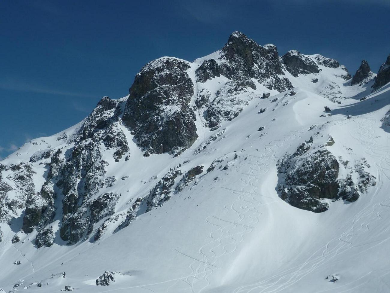 Itineraire couloir W+sortie : Itinéraire du couloir W +sortie
On distingue bien le coude et l'etroiture dans la partie inférieur.
L'échappatoire quand à lui se situe à la fin du 1 er tiers et permet e rejoindre l'itineraire de la brèche!