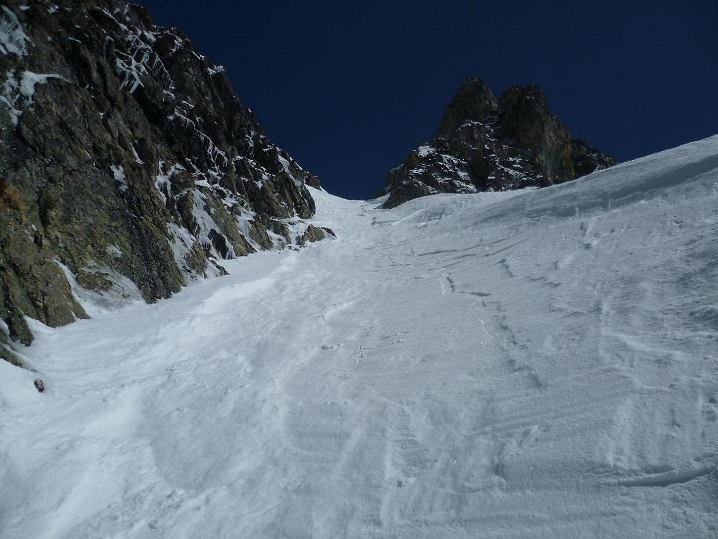 1/3 vu du bas : Vu du 1/3 du bas , tout part sur les skis et surtout une grosse plaque main droite . A droite échappatoire !