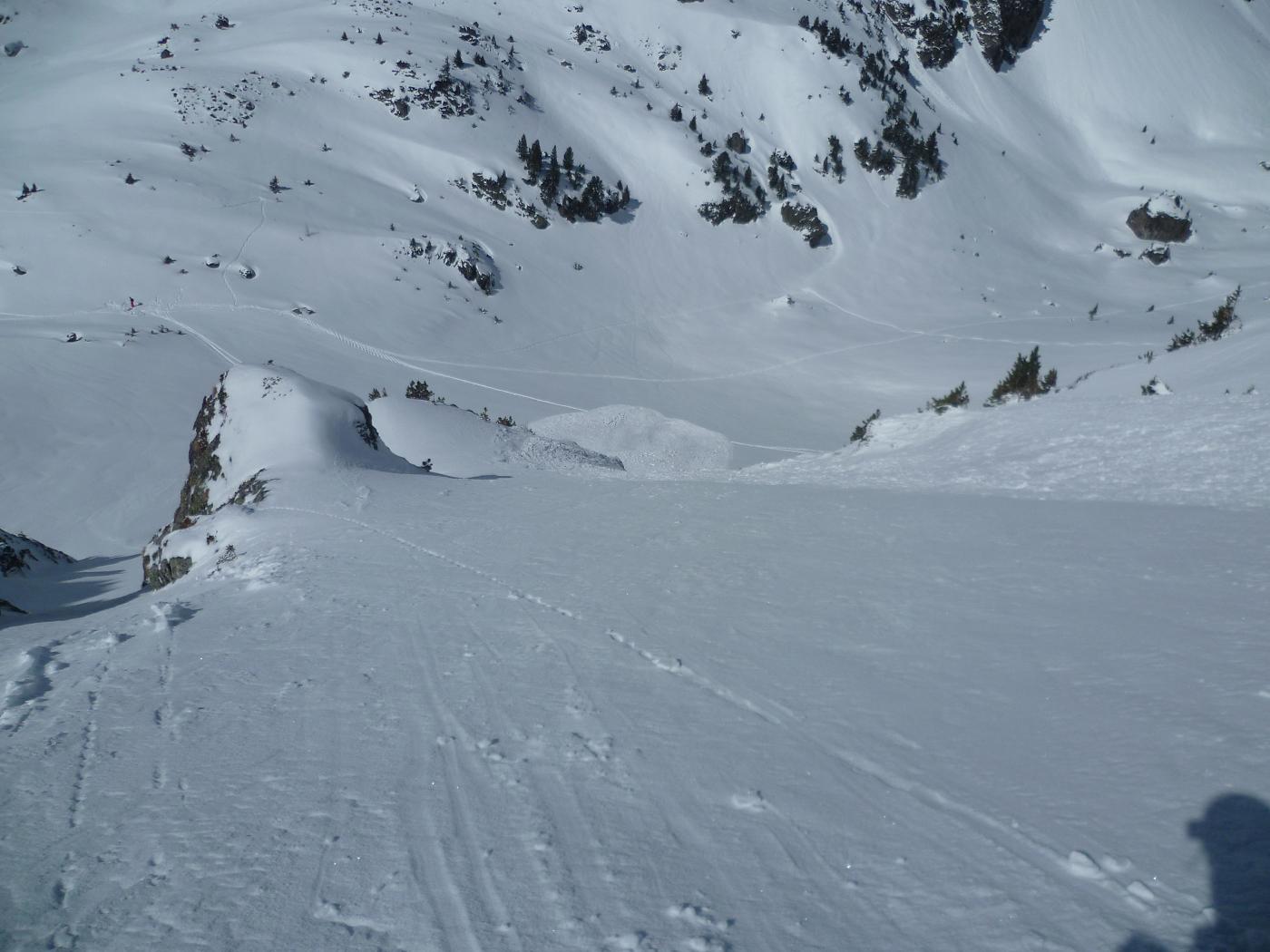 #9 Coulée déclenchée+sortie : Pente finale apres le couloir , Main gauche on apperçoit le petit couloir qui permet déviter les barres . A droite la coulée déclenché dans le couloir et qui a pris de l Coulée déclenchée+sortie : Pente finale apres le couloir , Main gauche on apperçoit le petit couloir qui permet déviter les barres . A droite la coulée déclenché dans le couloir et qui a pris de l'amplitude !