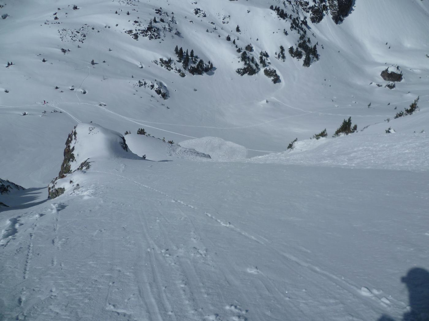 Coulée déclenchée+sortie : Pente finale apres le couloir , Main gauche on apperçoit le petit couloir qui permet déviter les barres . A droite la coulée déclenché dans le couloir et qui a pris de l'amplitude !