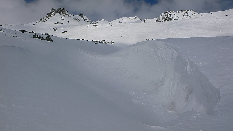 #3 Dents du Grand Lé : Congère creusée par le vent qui ne mollit pas... Au fond le sommet. Dents du Grand Lé : Congère creusée par le vent qui ne mollit pas... Au fond le sommet.