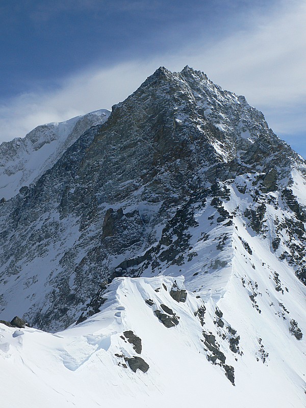 #5 Dents de Prox : Depuis sommet 3201, suivre l’arête pour arriver au sommet 3222m. Derrière les dents de Prox et le Vélan Dents de Prox : Depuis sommet 3201, suivre l’arête pour arriver au sommet 3222m. Derrière les dents de Prox et le Vélan