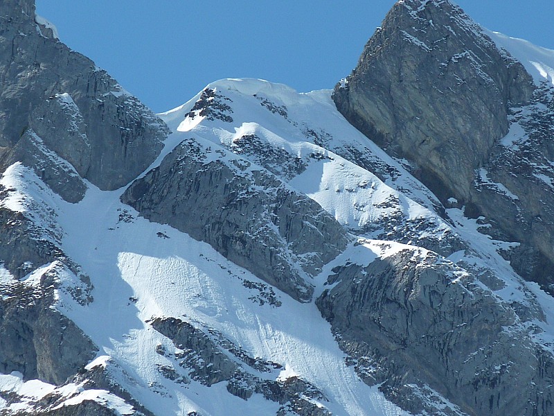 #11 Couloir du Clocher : Zoom sur la corniche de départ. Couloir du Clocher : Zoom sur la corniche de départ.