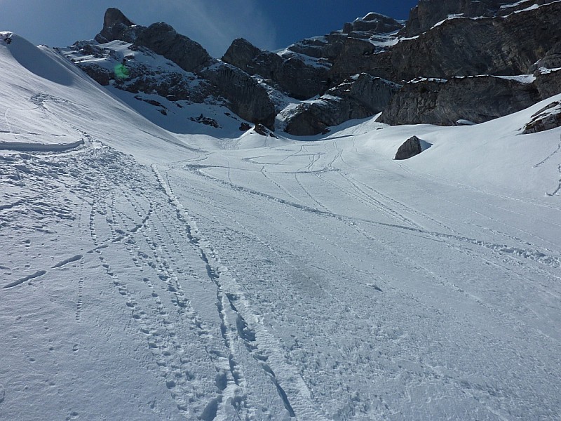 #9 Couloir du Clocher : Partie médiane. Encore de la poudreuse dans les zones protégées. Couloir du Clocher : Partie médiane. Encore de la poudreuse dans les zones protégées.