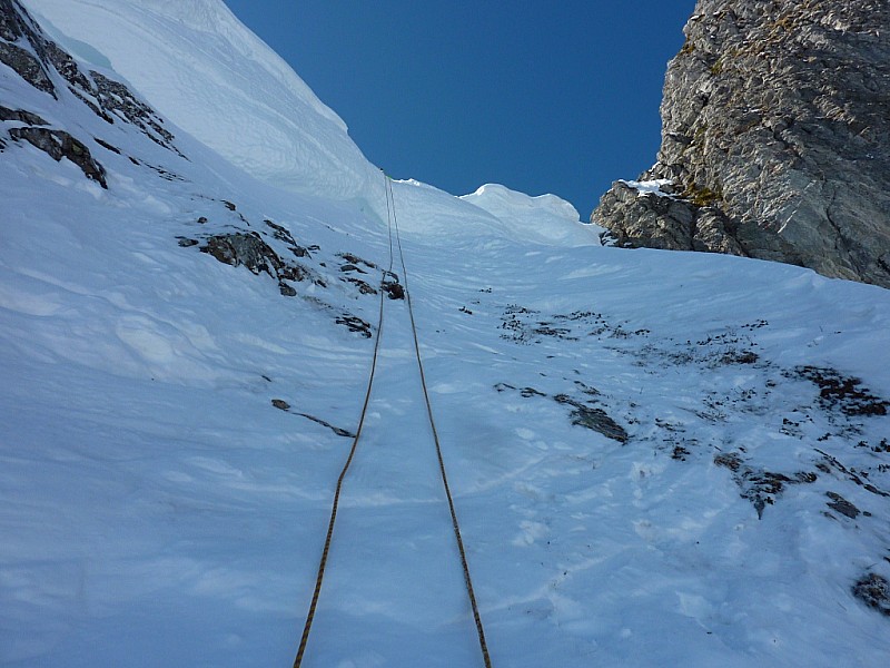 #5 Couloir du Clocher : Le rappel. Un peu de rochers affleurant. Couloir du Clocher : Le rappel. Un peu de rochers affleurant.