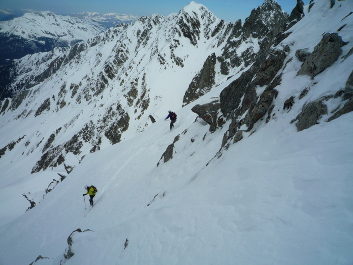 #13 Couloir Nord Ouest : les 2 compères sur fond de Pointe de la Balme. Couloir Nord Ouest : les 2 compères sur fond de Pointe de la Balme.