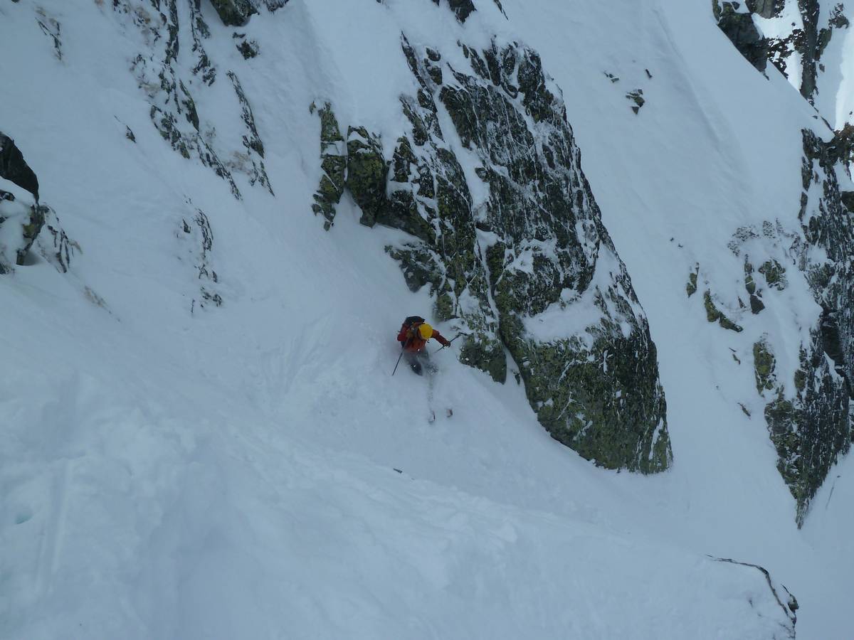 #17 Belle attitude : Ruth tranquille dans le petit couloir etroit sous la traversée Belle attitude : Ruth tranquille dans le petit couloir etroit sous la traversée