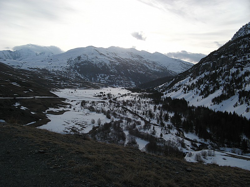 #1 Vue vers le départ : Depuis le départ de Les Aittes 1900m, descente de la piste pour rejoindre le vallon sur 40m de dénivellé ski au pied! Vue vers le départ : Depuis le départ de Les Aittes 1900m, descente de la piste pour rejoindre le vallon sur 40m de dénivellé ski au pied!
