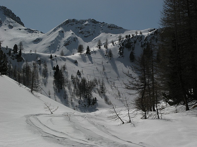 #9 Belle trace de montée : Notre trace de montée entre les deux barres rocheuses pour accéder au lac du Plan Vallon dans une poudreuse assez profonde! Belle trace de montée : Notre trace de montée entre les deux barres rocheuses pour accéder au lac du Plan Vallon dans une poudreuse assez profonde!