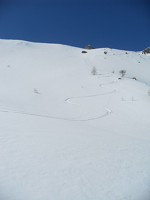 #7 Cime de la Charvie : Plus bas, encore de beaux passages en poudreuse compacte, mais régulière. Cime de la Charvie : Plus bas, encore de beaux passages en poudreuse compacte, mais régulière.