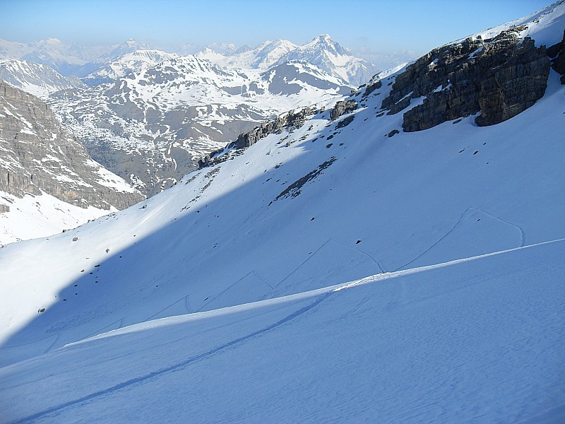 #1 Cime de la Charvie : Montée dans la dernière pente sous le Cime, en bas la Combe du Lasseron. Cime de la Charvie : Montée dans la dernière pente sous le Cime, en bas la Combe du Lasseron.