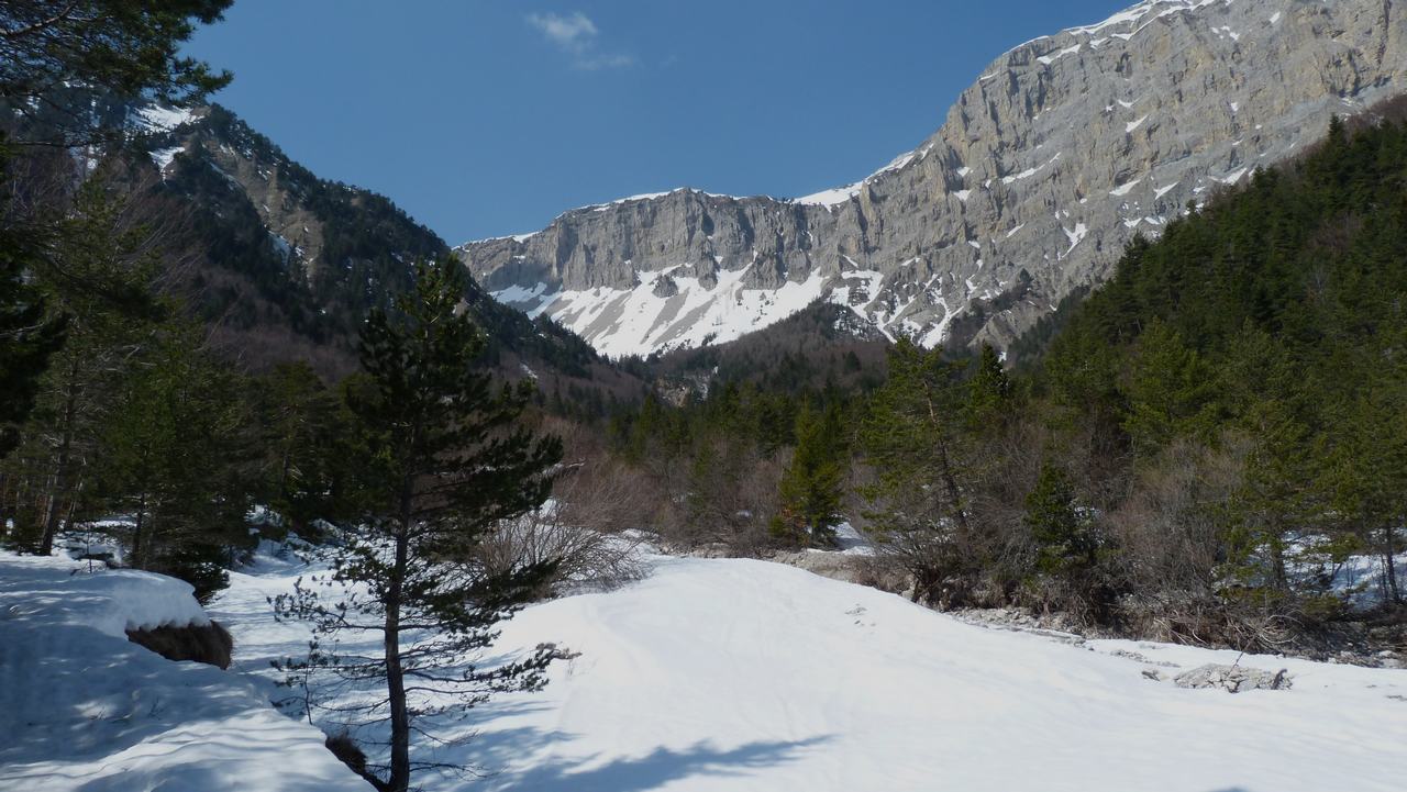 #1 Portage : 100 m de dénivelé à faire skis sur le dos avant de trouver de quoi glisser Portage : 100 m de dénivelé à faire skis sur le dos avant de trouver de quoi glisser